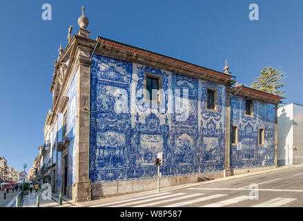 Die Außenfassade der Kapelle der Seelen (Capela das Almas de Santa Catarina) auf der Straße Santa Catarina in Porto, Portugal Stockfoto