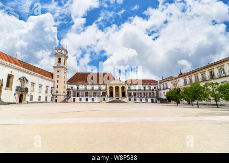 Universität von Coimbra. Die Universität Turm Tehende 34 Meter hoch. Vom Turm der Universidade de Coimbra können Sie einen wunderschönen Blick auf die Stadt genießen. Stockfoto