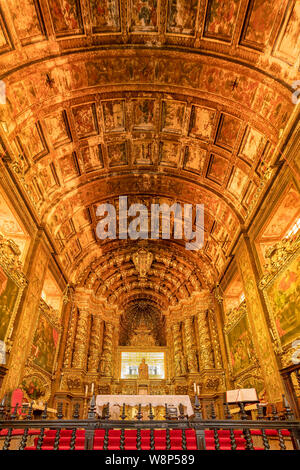 Coimbra, Portugal, 18. Juli 2019: Hochaltar des Klosters von Santa Clara ein Nova (Hl. Klara Kloster), Monument und historisches Erbe. Gebaut wurde Stockfoto