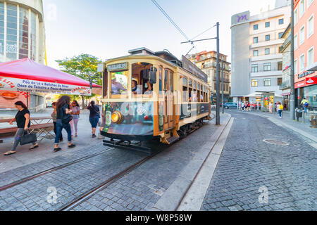 Alten, typischen Straßenbahn reitet auf die Bahn in Richtung Zentrum. Berühmte vintage Straßenbahn auf Straße der alten Stadt, Porto, Stockfoto