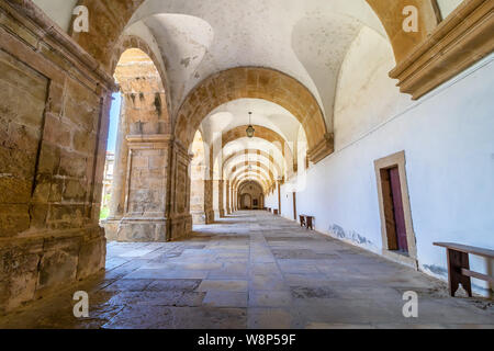 Coimbra, Portugal, 18. Juli 2019: Kloster in Manierismus manuelinischen Kolonnade im Kreuzgang des Klosters von Santa Clara ein Nova (Saint Clare Mona Stockfoto