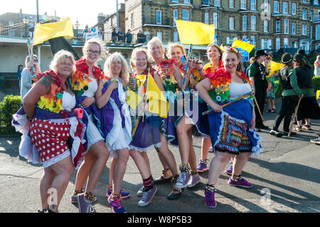 Cranbrook, Kent, Großbritannien. 10. August 2019. Die Losen Frauen Morris Dancing Gruppe zu Beginn der Broadstairs Folk Woche 2019. Urban Images-News/Alamy Stockfoto