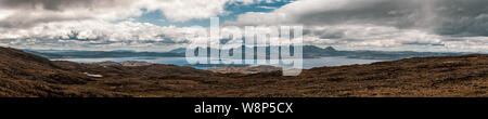 Panoramablick auf den inneren Klang der Raasay in Richtung der Insel Skye von der 626 Meter hohen Aussichtspunkt an Bealach Na Ba in Wester Ross auf der West coa Stockfoto