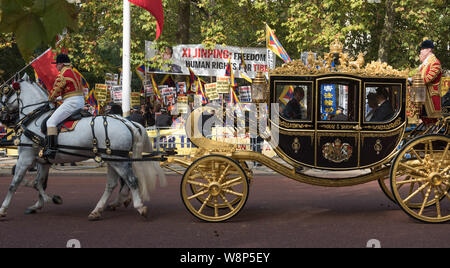 Die Mall, London, UK. 20. Oktober 2015. Der chinesische Präsident Xi Jinping zusammen mit der Königin fahren an Anti chinesische Demonstranten, als sie ihre Wa machen Stockfoto