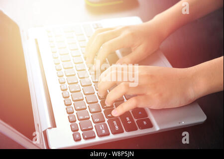 Nahaufnahme von weiblichen Händen über Tastatur eingeben Stockfoto