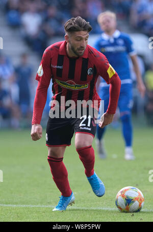 Magdeburg, Deutschland. 10 Aug, 2019. Fussball: DFB-Pokal, 1.FC Magdeburg - SC Freiburg, 1. Runde in der MDCC-Arena. Freiburger Brandon Borrello befindet sich auf der Kugel. Credit: Peter Steffen/dpa - WICHTIGER HINWEIS: In Übereinstimmung mit den Anforderungen der DFL Deutsche Fußball Liga oder der DFB Deutscher Fußball-Bund ist es untersagt, zu verwenden oder verwendet Fotos im Stadion und/oder das Spiel in Form von Bildern und/oder Videos - wie Foto Sequenzen getroffen haben./dpa/Alamy leben Nachrichten Stockfoto