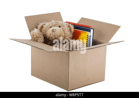 Teddybär im Karton auf weißem Hintergrund Stockfoto
