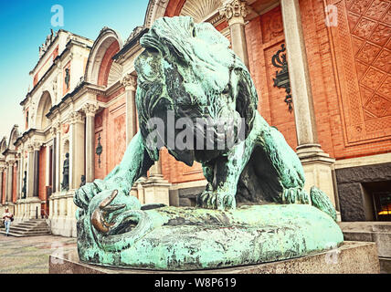 Bronze Statue eines Löwen gegen eine Schlange (1832) Vor der Ny Carlsberg Glyptotek in Kopenhagen, Dänemark, kämpfen Stockfoto