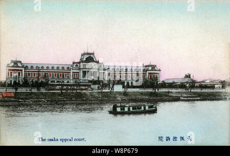 [1910s Japan - Osaka Berufungsgericht] - ein Boot führt an der Osaka Berufungsgericht (大阪控訴院) auf der Bank der Dojima River in Osaka. Dieses 3-stöckige Gebäude wurde das dritte Gebäude für die Osaka Berufungsgericht. Es war von 1900 (Meiji 33) bis zum 31. Juli, 1909 (Meiji 42) Wenn es in der Kita Taika (北の大火, tolle Kita Feuer) zerstört wurde, auch bekannt als Tenma Yake (天満焼け). 20. jahrhundert alte Ansichtskarte. Stockfoto