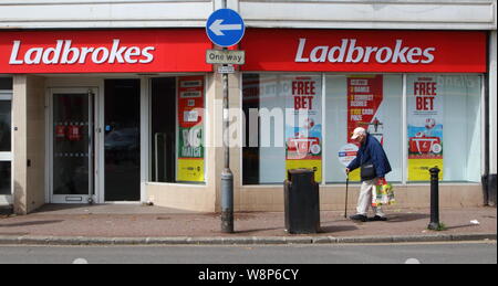 August 10, 2019, Paignton, Devon, Vereinigtes Königreich: Ladbrokes betting Shop in Devon gesehen. (Bild: © Keith Mayhew/SOPA Bilder über ZUMA Draht) Stockfoto