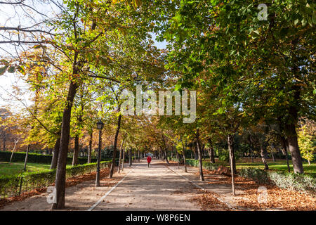 Menschen wandern im Parque del Buen Retiro, Madrid, Spanien Stockfoto