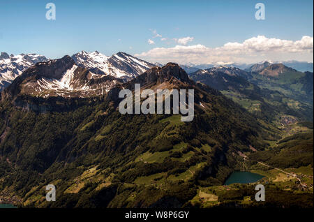 Blick auf die Alpen vom Fronalpstock Gipfel in der Nähe von kleinen Dorf Stoos in der Zentralschweiz Stockfoto