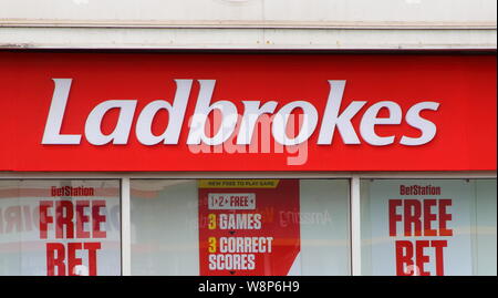 August 10, 2019, Paignton, Devon, Vereinigtes Königreich: Ladbrokes betting Shop in Devon gesehen. (Bild: © Keith Mayhew/SOPA Bilder über ZUMA Draht) Stockfoto