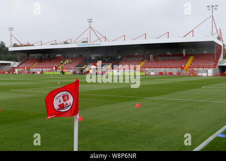 Crawley, Großbritannien. 10 Aug, 2019. Eine allgemeine Ansicht der Haupttribüne während der efl Sky Bet Liga 2 Übereinstimmung zwischen Crawley und Salford Stadt an der Checkatrade.com Stadium, Crawley in England am 10. August 2019. Foto von Carlton Myrie. Nur die redaktionelle Nutzung, eine Lizenz für die gewerbliche Nutzung erforderlich. Keine Verwendung in Wetten, Spiele oder einer einzelnen Verein/Liga/player Publikationen. Credit: UK Sport Pics Ltd/Alamy leben Nachrichten Stockfoto