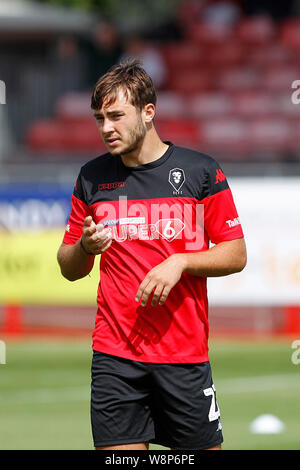 Crawley, Großbritannien. 10 Aug, 2019. Dan Jones von Salford Stadt erwärmt sich während der efl Sky Bet Liga 2 Übereinstimmung zwischen Crawley und Salford Stadt an der Checkatrade.com Stadium, Crawley in England am 10. August 2019. Foto von Carlton Myrie. Nur die redaktionelle Nutzung, eine Lizenz für die gewerbliche Nutzung erforderlich. Keine Verwendung in Wetten, Spiele oder einer einzelnen Verein/Liga/player Publikationen. Credit: UK Sport Pics Ltd/Alamy leben Nachrichten Stockfoto