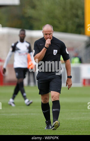 Crawley, Großbritannien. 10 Aug, 2019. Schiedsrichter, Graham Salisbury während der efl Sky Bet Liga 2 Übereinstimmung zwischen Crawley und Salford Stadt an der Checkatrade.com Stadium, Crawley in England am 10. August 2019. Foto von Carlton Myrie. Nur die redaktionelle Nutzung, eine Lizenz für die gewerbliche Nutzung erforderlich. Keine Verwendung in Wetten, Spiele oder einer einzelnen Verein/Liga/player Publikationen. Credit: UK Sport Pics Ltd/Alamy leben Nachrichten Stockfoto