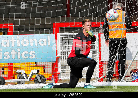 Crawley, Großbritannien. 10 Aug, 2019. Chris Neal von Salford City Erwärmung während der efl Sky Bet Liga 2 Übereinstimmung zwischen Crawley und Salford Stadt an der Checkatrade.com Stadium, Crawley in England am 10. August 2019. Foto von Carlton Myrie. Nur die redaktionelle Nutzung, eine Lizenz für die gewerbliche Nutzung erforderlich. Keine Verwendung in Wetten, Spiele oder einer einzelnen Verein/Liga/player Publikationen. Credit: UK Sport Pics Ltd/Alamy leben Nachrichten Stockfoto