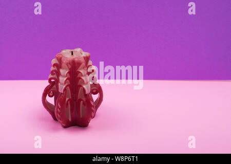 Kerze hande gemacht mit Rosa bacground Stockfoto