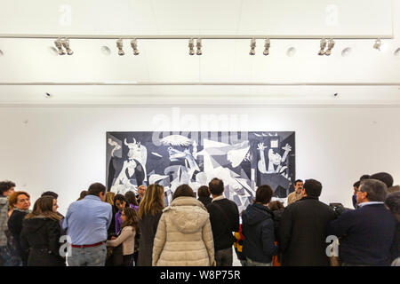 Leute, die Guernica Gemälde von Pablo Picasso. Museo Reina Sofía ist Spaniens Nationalmuseum für Kunst des 20. Jahrhunderts. Stockfoto