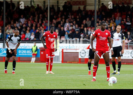 Crawley, Großbritannien. 10 Aug, 2019. Beryly Lubala von Crawley Town bereitet sich auf seinen Elfmeter während der efl Sky Bet Liga 2 Übereinstimmung zwischen Crawley und Salford Stadt an der Checkatrade.com Stadium, Crawley in England am 10. August 2019. Foto von Carlton Myrie. Nur die redaktionelle Nutzung, eine Lizenz für die gewerbliche Nutzung erforderlich. Keine Verwendung in Wetten, Spiele oder einer einzelnen Verein/Liga/player Publikationen. Credit: UK Sport Pics Ltd/Alamy leben Nachrichten Stockfoto