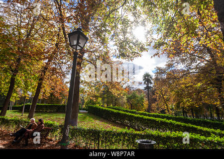 Paar Sitzgelegenheiten in einer Bank, Parque del Buen Retiro, Madrid, Spanien Stockfoto