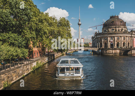 Touristische Bootsfahrt auf der Spree in der Nähe der Museumsinsel und TV Tower / Fernsehturm auf Sommer Tag in Berlin, Mitte Stockfoto