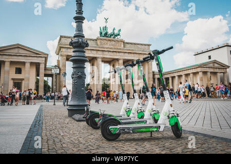 Berlin, Deutschland - Juni, 2019: Elektrische E scooter, Escooter oder e-Scooter der Firma Kalk am Brandenburger Tor in Berlin geparkt Stockfoto
