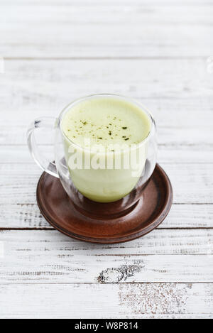 Matcha grüner Tee Latte in Glas Schale auf Holz- Hintergrund closeup Stockfoto