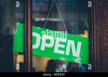 Öffnen Anmelden Shop Fenster öffnen Anmelden store Eingang Stockfoto