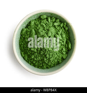 Schüssel mit Spirulina Pulver isoliert auf weißem Hintergrund, Ansicht von oben Stockfoto