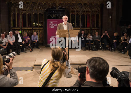 Der Kathedrale von Manchester, Manchester, UK. 5. Oktober 2015. Labour-führer Jeremy Corbyn nimmt teil an der "People's Post Rally" In und Outs Stockfoto