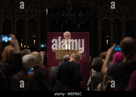 Der Kathedrale von Manchester, Manchester, UK. 5. Oktober 2015. Labour-führer Jeremy Corbyn nimmt teil an der "People's Post Rally" In und Outs Stockfoto