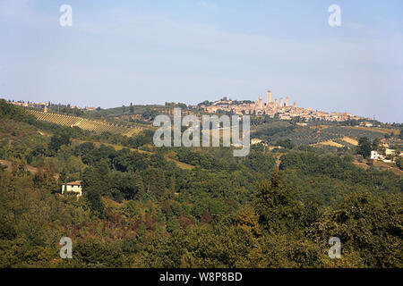 Sicht auf San Gimignano, vom SR 68 in der Nähe von Lucca, Toskana, Italien Stockfoto