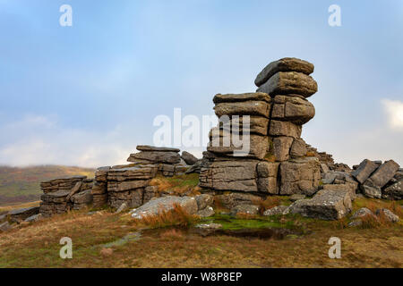 Große Heften Tor auf Dartmoor National Park ist mit alten verwitterten Granit Felsen übersät. Stockfoto