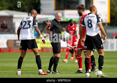 Crawley, Großbritannien. 10 Aug, 2019. Schiedsrichter, Graham Salisbury während der efl Sky Bet Liga 2 Übereinstimmung zwischen Crawley und Salford Stadt an der Checkatrade.com Stadium, Crawley in England am 10. August 2019. Foto von Carlton Myrie. Nur die redaktionelle Nutzung, eine Lizenz für die gewerbliche Nutzung erforderlich. Keine Verwendung in Wetten, Spiele oder einer einzelnen Verein/Liga/player Publikationen. Credit: UK Sport Pics Ltd/Alamy leben Nachrichten Stockfoto