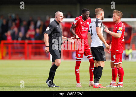 Crawley, Großbritannien. 10 Aug, 2019. Schiedsrichter, Graham Salisbury sieht die Ruhe während der efl Sky Bet Liga 2 Übereinstimmung zwischen Crawley und Salford Stadt an der Checkatrade.com Stadion, Crawley, England am 10. August 2019 halten. Foto von Carlton Myrie. Nur die redaktionelle Nutzung, eine Lizenz für die gewerbliche Nutzung erforderlich. Keine Verwendung in Wetten, Spiele oder einer einzelnen Verein/Liga/player Publikationen. Credit: UK Sport Pics Ltd/Alamy leben Nachrichten Stockfoto