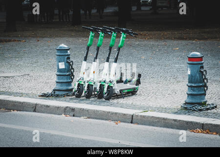 Berlin, Deutschland - Juni, 2019: Elektrische E scooter, Escooter oder e-Scooter der Mitfahrzentrale Firma Kalk auf Bürgersteig in Berlin, Deutschland Stockfoto