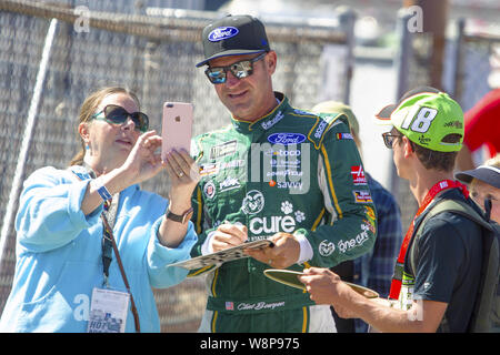 Brooklyn, Michigan, USA. 10 Aug, 2019. Monster Energy NASCAR Fahrer Clint Bowyer (14) Autogramme an der Michigan International Speedway. Credit: Scott Mapes/ZUMA Draht/Alamy leben Nachrichten Stockfoto