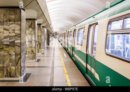 Zug am Bahnsteig mit Türen in St. Petersburg die Metro in St. Petersburg, Russland am 23. Juli 2019 Stockfoto