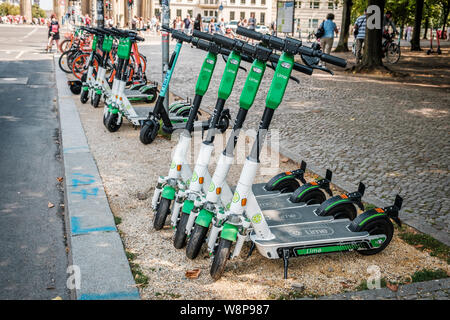 Berlin, Deutschland - Juni, 2019: Zeile der geparkten Elektrische E Roller, Escooter oder e-Scooter der Firma Kalk auf Bürgersteig in Berlin Stockfoto