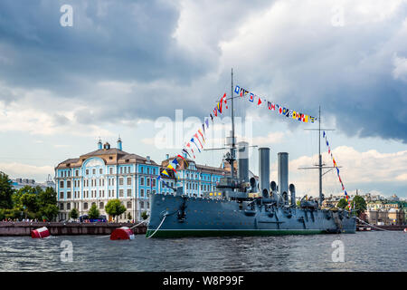 Die russische Kreuzer Aurora mit Fahnen an der Newa in St. Petersburg, Russland geschmückt am 23. Juli 2019 Stockfoto