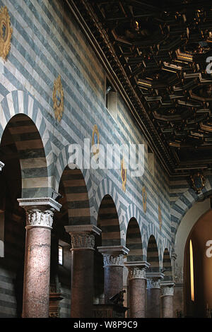 Interieur: Die Säulen getragenen Kirchenschiff, die Basilika Santa Maria Assunta, Volterra, Toskana, Italien Stockfoto