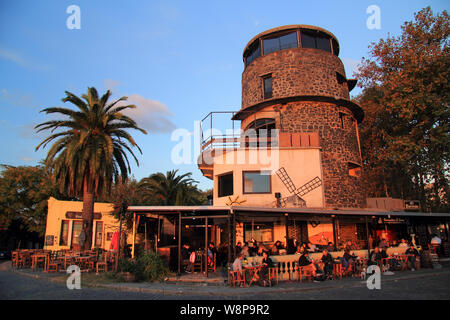 El Torreon ist ein beliebtes Restaurant am Wasser in der Altstadt von Colonia Del Sacramento, Uruguay Stockfoto