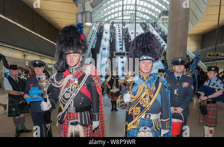 Die U-Bahnstation Canary Wharf, London, Großbritannien. 29. Oktober 2015. Tausende von uniformierten Personal, von der Royal Navy, Army, RAF und ihre Anhänger Stockfoto