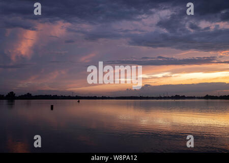 Sonnenuntergang über Martwa Wisla Fluss, Sobieszewo, Polen, Spätsommer an einem sonnigen Tag. Bunte andscape. Stockfoto