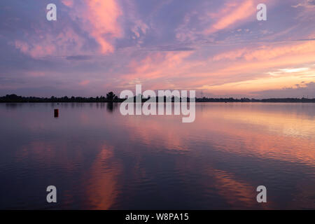 Sonnenuntergang über Martwa Wisla Fluss, Sobieszewo, Polen, Spätsommer an einem sonnigen Tag. Bunte andscape. Stockfoto