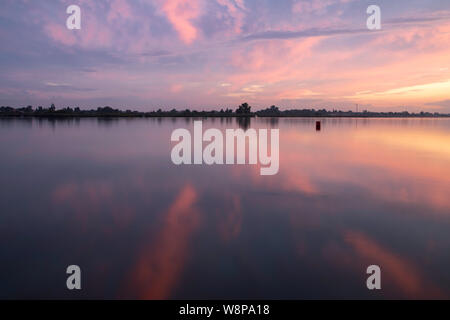 Sonnenuntergang über Martwa Wisla Fluss, Sobieszewo, Polen, Spätsommer an einem sonnigen Tag. Bunte andscape. Stockfoto