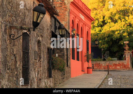 Alte Ruinen, malerischen Kopfsteinpflasterstraßen und portugiesischer und spanischer Architektur machen, um einige der wichtigsten Funktionen von Colonia del Sacramento in Uruguay Stockfoto