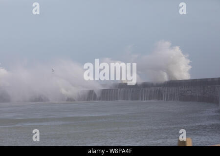 Newhaven, East Sussex, UK, 10. August 2019, starke Winde von bis zu 50 Meilen pro Stunde in Newhaven, East Sussex prognostizieren Sie sind den ganzen Tag zu fahren. Credit: Keith Larby/Alamy leben Nachrichten Stockfoto