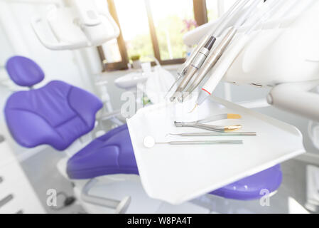 Behandlungsstuhl in einer Zahnarztpraxis. Die medizinische Praxis, zahnmedizinische Werkzeuge. Stockfoto